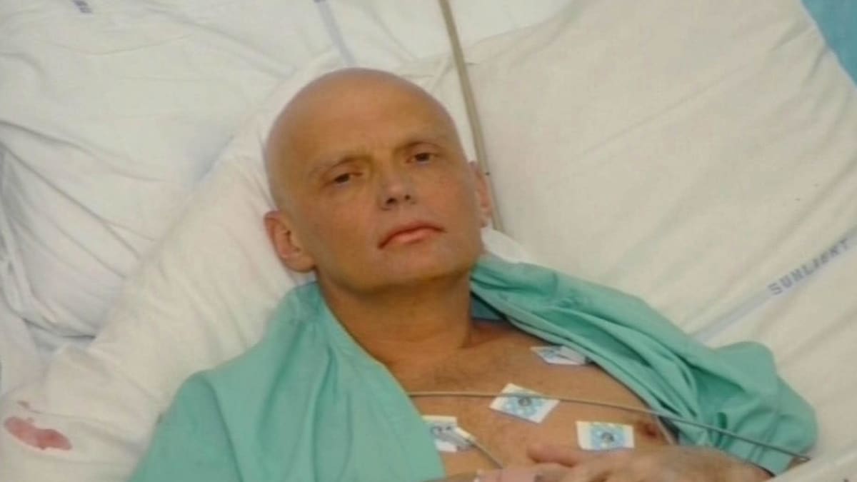 Alexander Litvinenko sairasvuoteella.