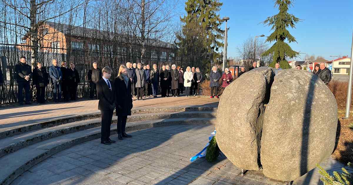 Lapualla muistettiin patruunatehtaan räjähdyksen uhreja – tehtaan entinen työntekijä: ”Jakoi elämän kahtia”