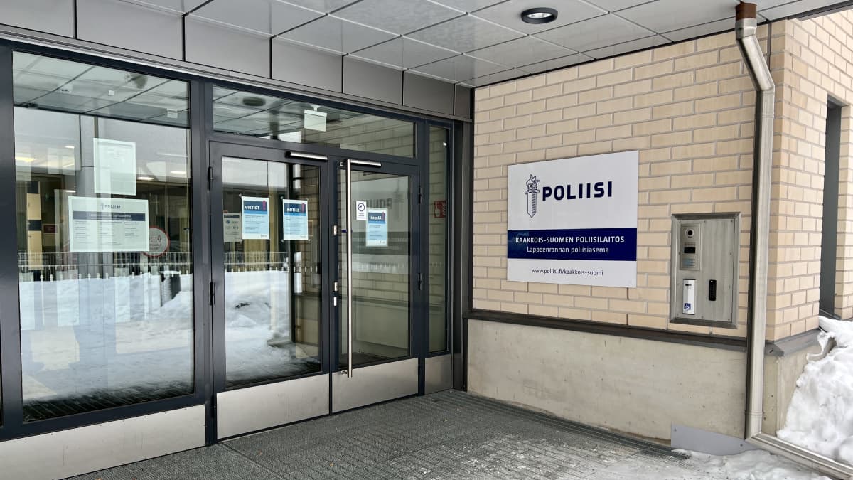 Panssariautot ovat suojanneet poliisitaloja Helsingissä ja Tampereella  turvallisuusuhan vuoksi – Poliisilähde Ylelle: 