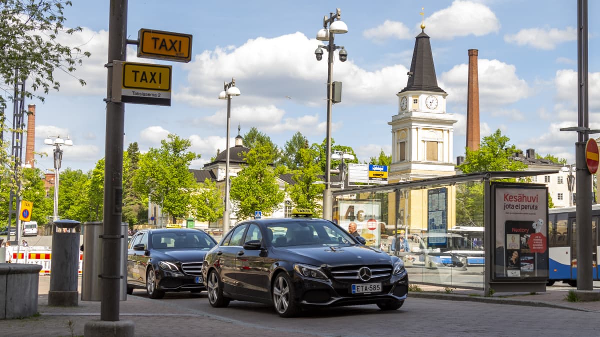 Takseja Tampereen keskustorin takstitolpalla