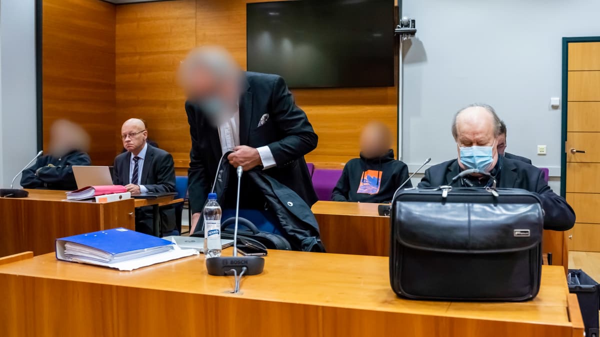 Syytettyjä oikeussalissa Pirkanmaan käräjäoikeudessa.