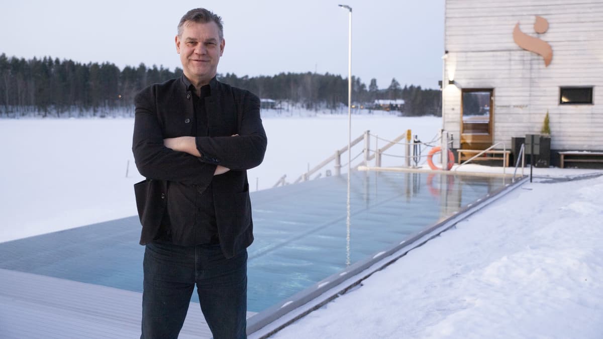 Matkailukeskus Saanan toimitusjohtaja Jukka Savolainen uima-altaan edessä talvella pakkassäässä.