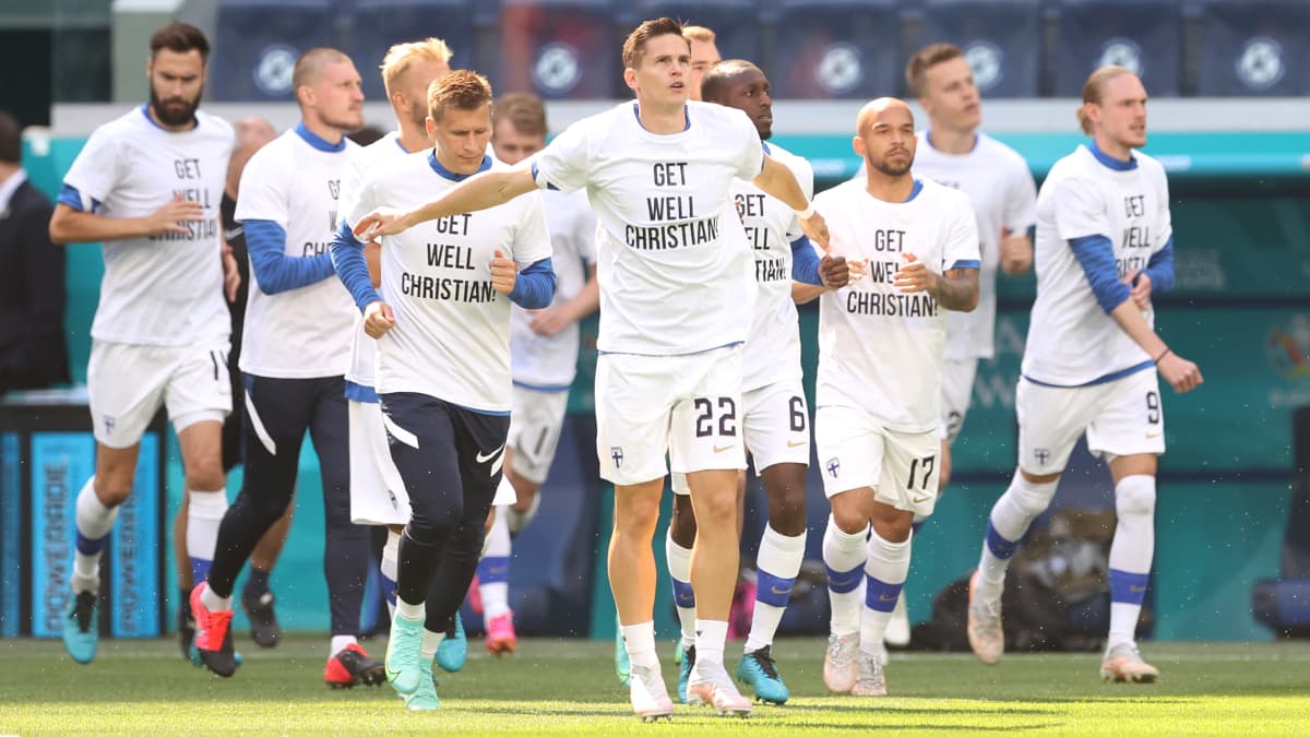 Suomen joukkue lämmitteli Get Well Christian -paidoissa ennen EM-kisojen Venäjä-ottelua Pietarissa. 