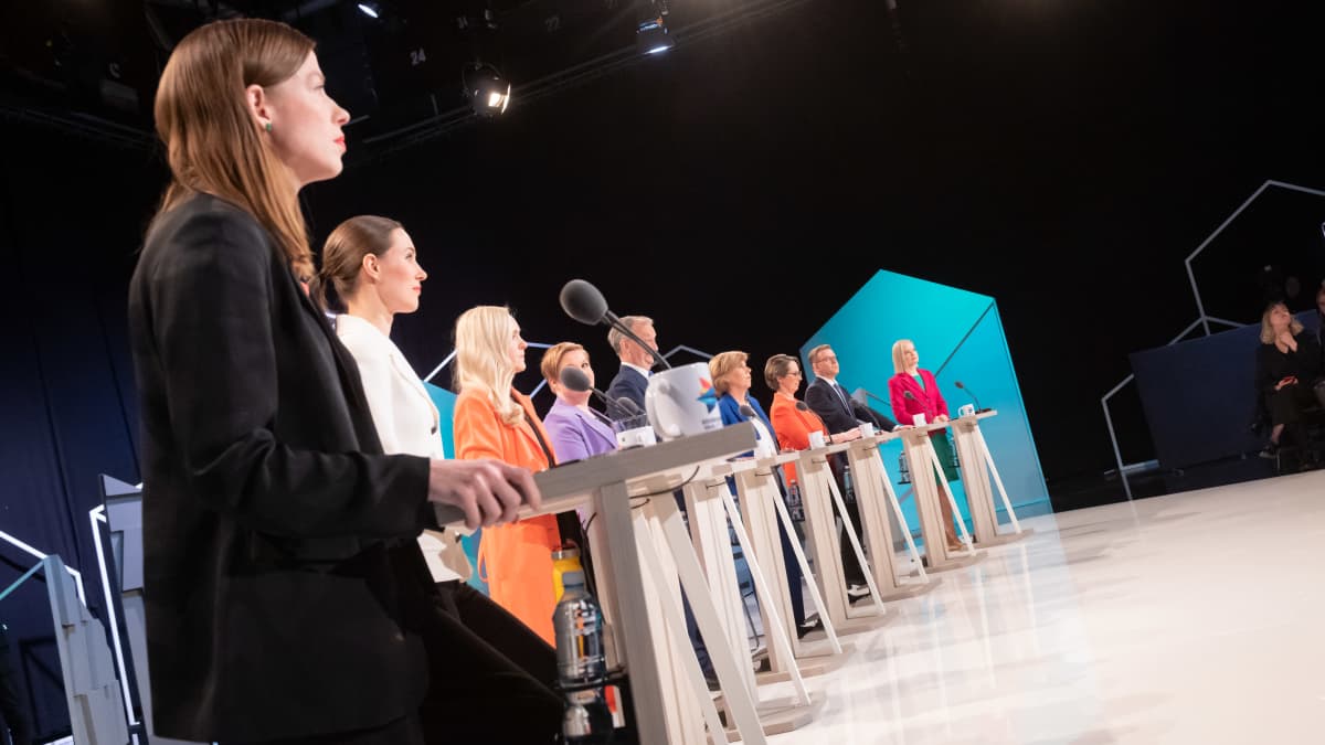 Puheenjohtajat valmiina paikoillaan.