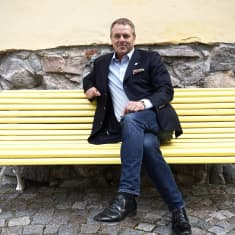Jan Vapaavuori istuu penkillä Helsingin kaupungintalon sisäpihalla.