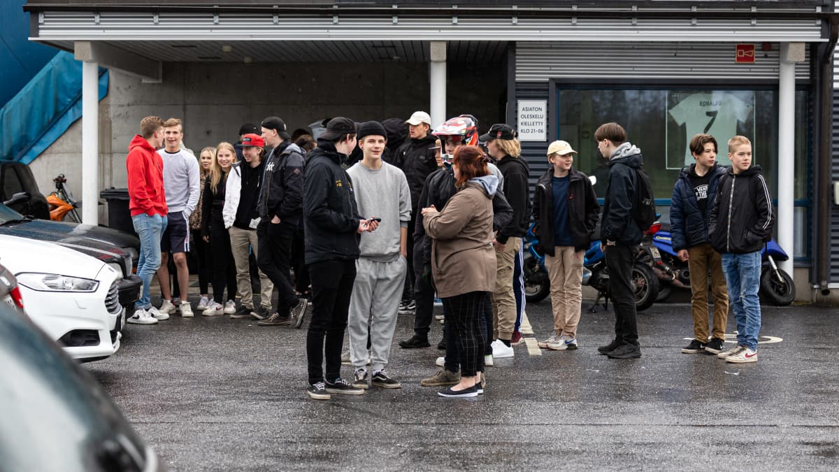 Mopo-harrastaja nuoria kokoontuneena parkkipaikalle Imatralla.