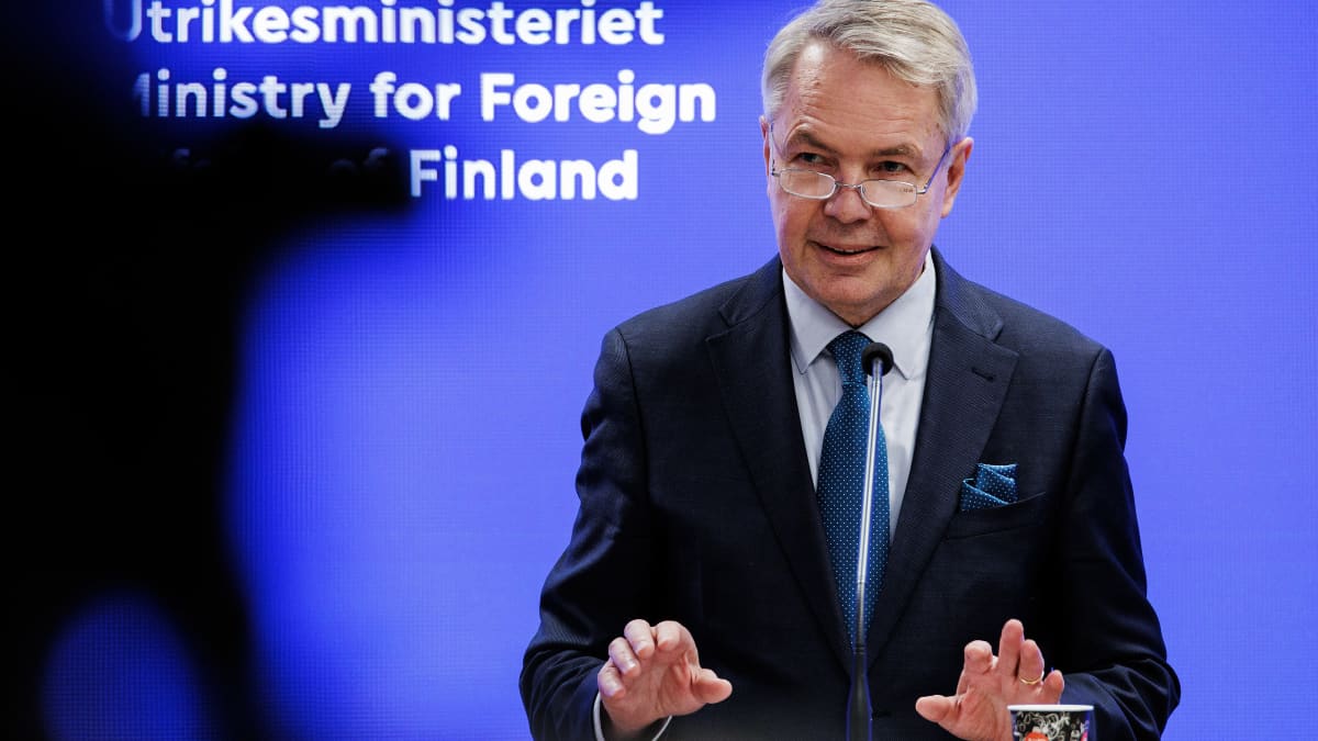 Ulkoministeri Pekka Haaviston (vihr.) järjesti tiedotustilaisuuden.