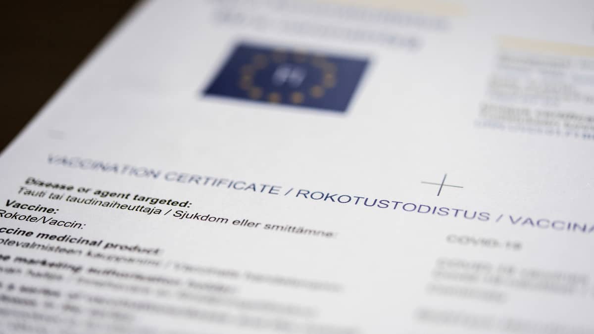 Omakanta-palvelusta tulostettu koronatodistus rokotustietoineen.