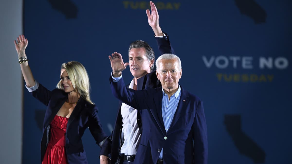 Kuvernööri Gavin Newsom vaimonsa Jennifer Siebel Newsomin sekä presidentti Joe Bidenin kanssa kampanjatilaisuudessa maanantaina Long Beachissä.
