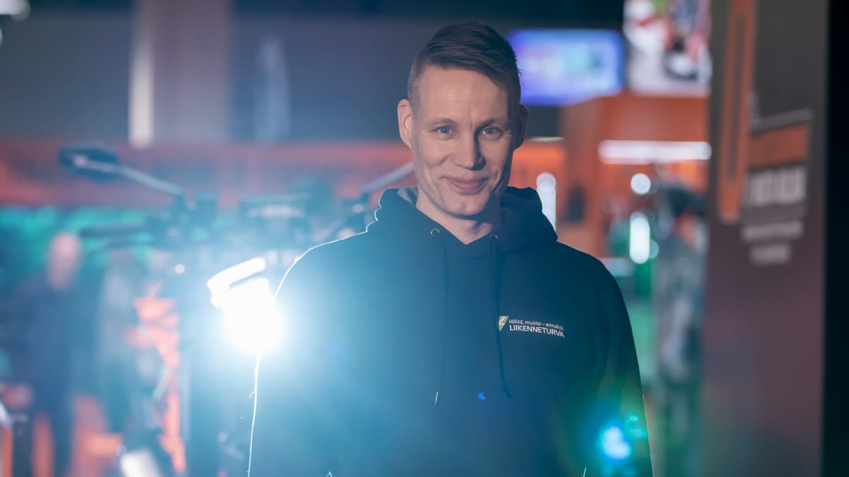 Liikenneturvan koulutusohjaaja ja moottoripyöräkouluttaja Toni Vuoristo, taustalla KTM:n osasto, Messukeskus, Helsinki, 31.1.2020.