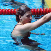Brittiuimari Sharron Davies nojaa altaan reunaan vuoden 1980 olympialaisissa.