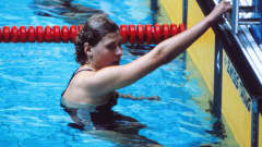 Brittiuimari Sharron Davies nojaa altaan reunaan vuoden 1980 olympialaisissa.