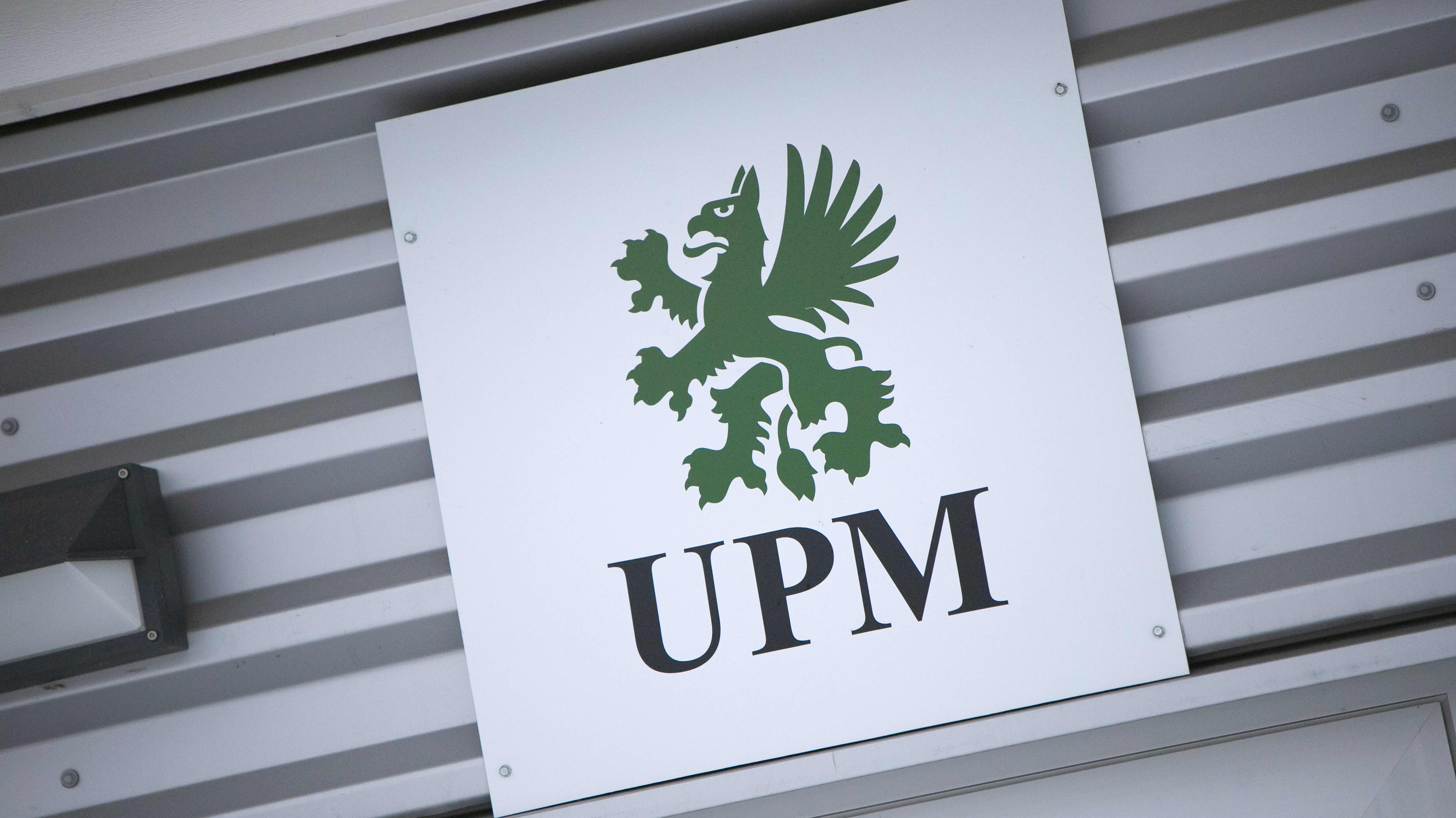 UPM:n logo Pietarsaaren tehtaalla.