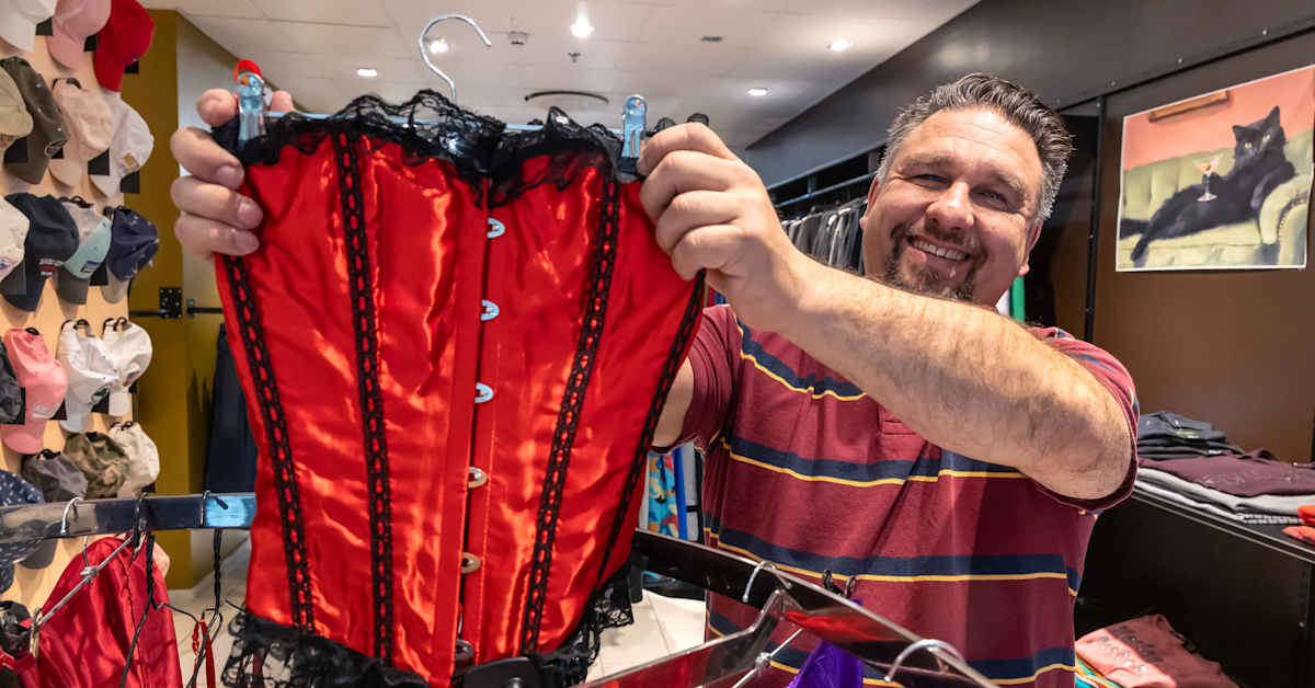 Jyväskyläläisyrittäjät tuovat kierrätysmuotia ulkomailta, koska meillä vintagea on vähän – bilekorsetit myytiin heti