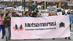 Metsämarssi 2022 -ympäristömielenosoitus metsäluonnon ja hiilinielujen puolesta järjestettiin Helsingissä.