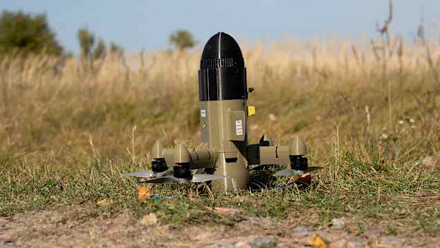 Torjuntadrooni heinikossa.