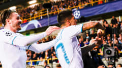 Manchester Cityn Joao Cancelo (oik.) juhlii osumaansa Jack Grealishin kanssa.