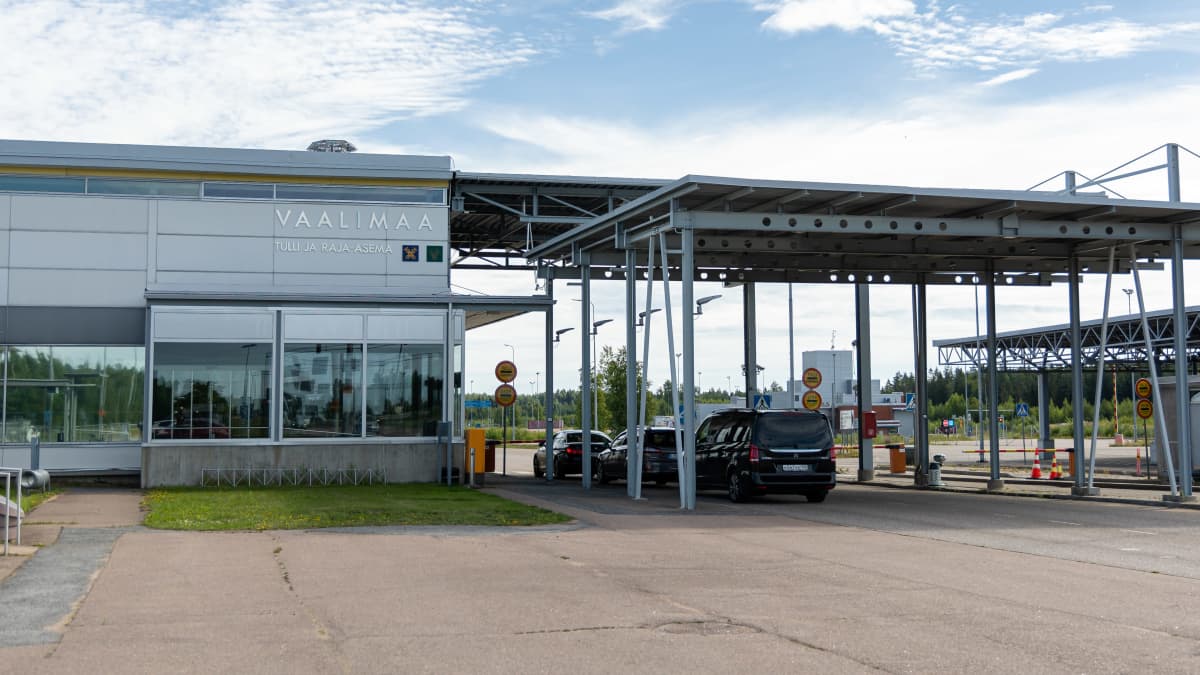 Vaalimaan raja-asema. Muutama auto odottaa Venäjälle pääsyä.