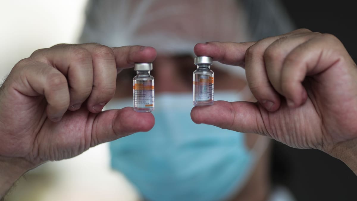 Terveydenhoitaja valmisteli koronarokote-annoksia maanantaina kiinalaisesta rokotteesta Rio de Janeirossa, Brasiliassa.
