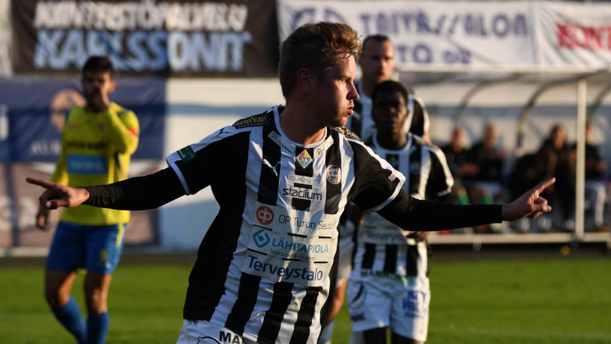 TPS-spelaren Ilari Mettälä firar ett mål i matchen mot Gnistan. 