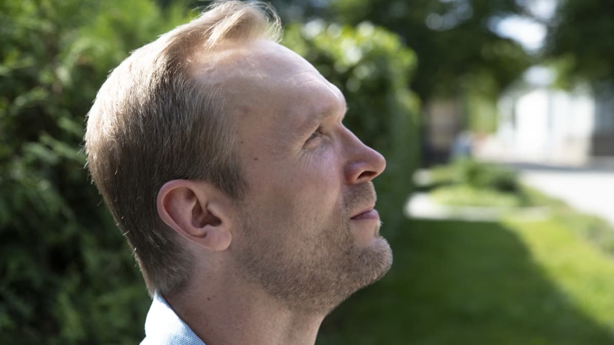 Sami Ukkonen katsoo taivaalle Kuopiossa