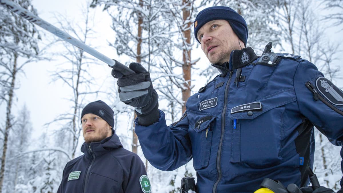 Susipartion jäsenet Tobias Peura ja Kimmo Örn etsii susien jälkie maastossa
