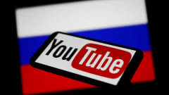 Youtuben logo älypuhelimessa. Takana näkyy Venäjän lippu.