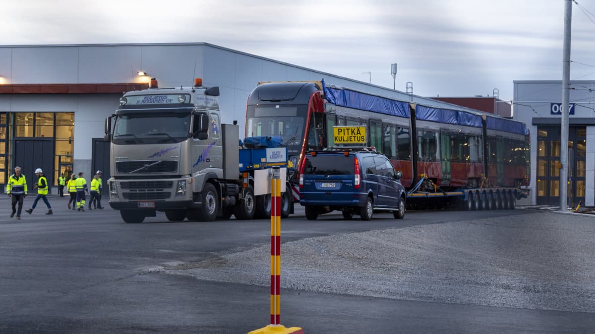 Ensimmäinen raitiovaunu saapuu Tampereen Ratikan varikolle