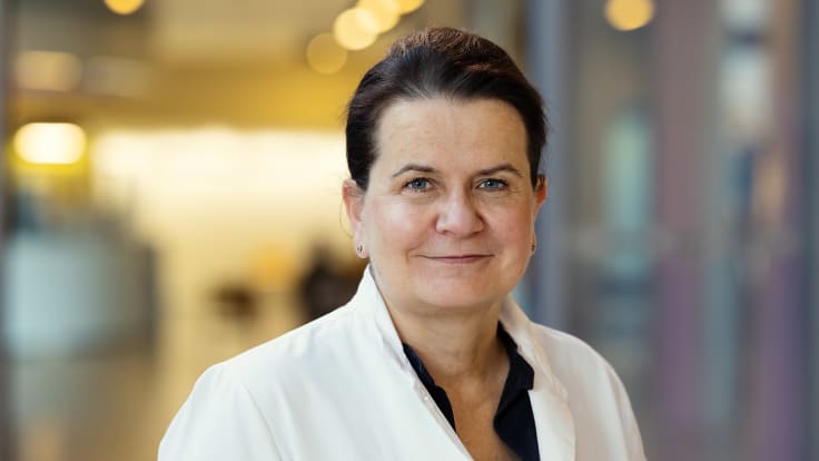 Eeva Ruotsalainen potrettikuvassa meilahden sairaalan pääaulassa.