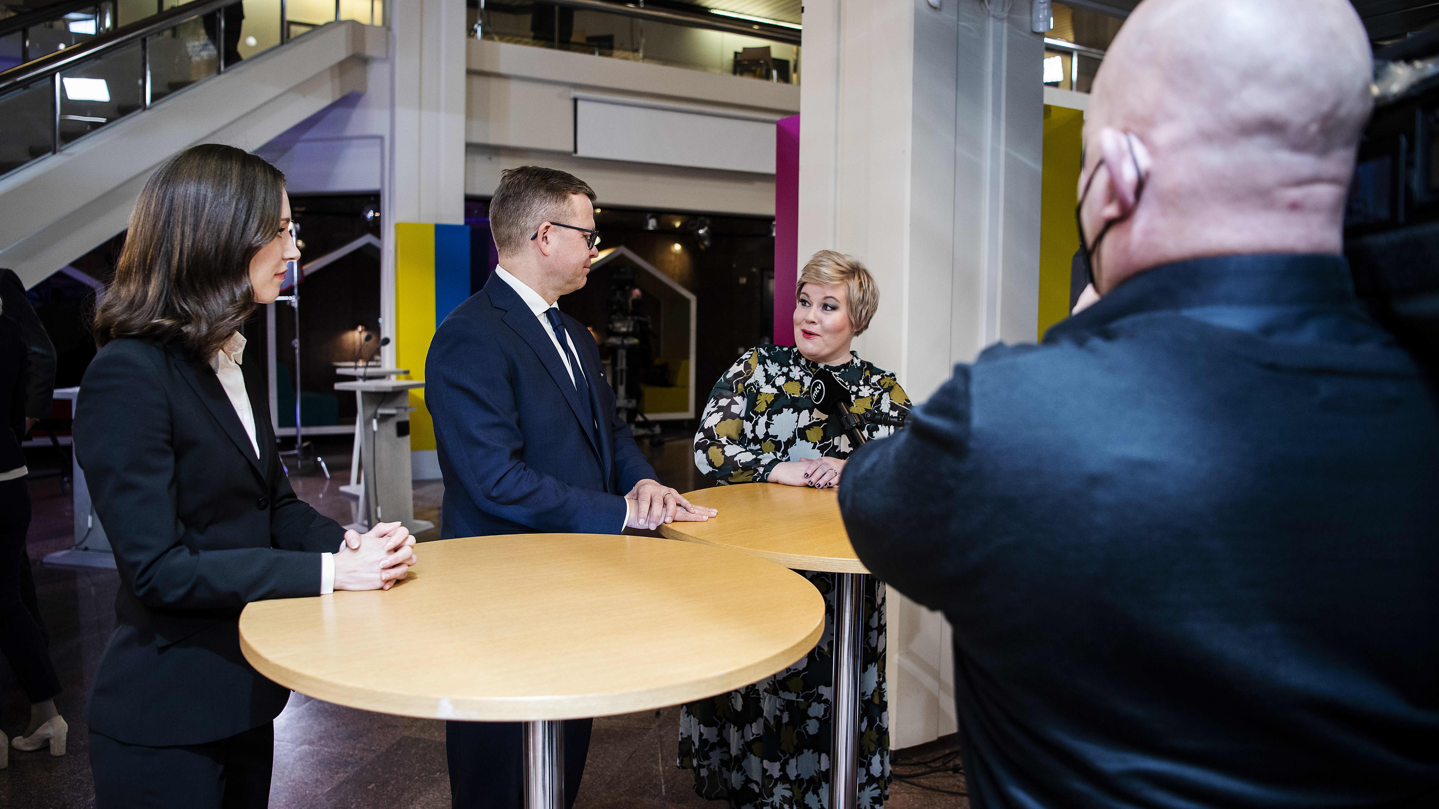 SDP:n puheenjohtaja Sanna Marin, Kokoomuksen Petteri Orpo ja Keskustan puheenjohtaja Annika Saarikko puhuivat medialle 23. tammikuuta 2022.
