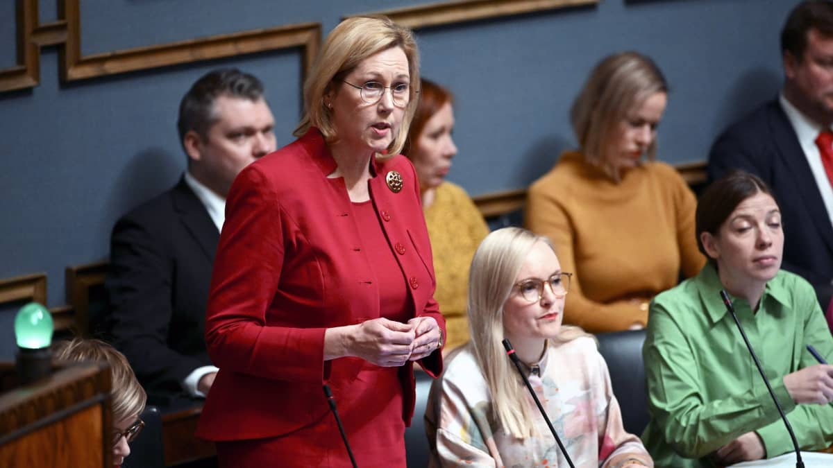 Työministeri Tuula Haatainen eduskunnan kyselytunnilla 2. helmikuuta 2023.
