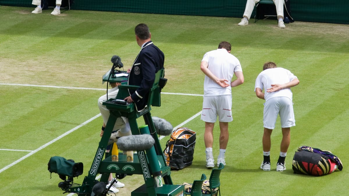 Andy Murray ja Jarkko Nieminen kumartavat kuningatar Elisabetille Wimbledonin tennisturnauksessa.