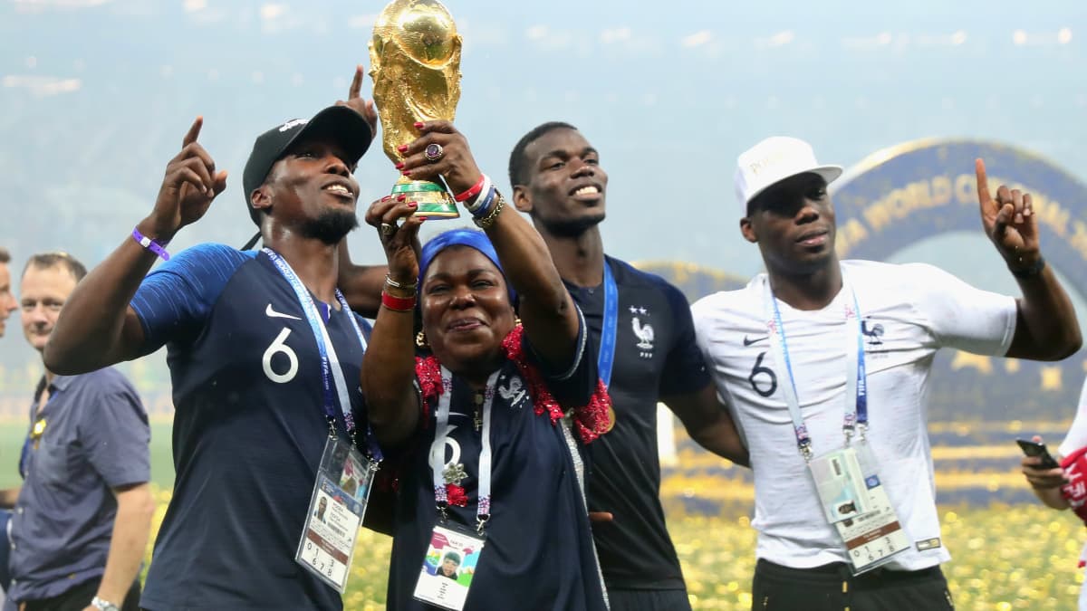 Paul Pogba juhlii perheensä kanssa maailmanmestaruutta 2018 nurmella.