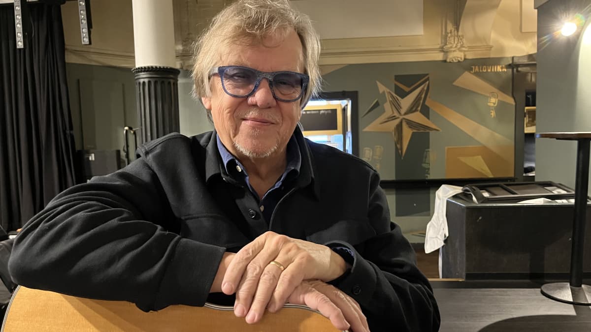 Mikko Alatalo kitaransa kanssa Tampereen Yo-talolla