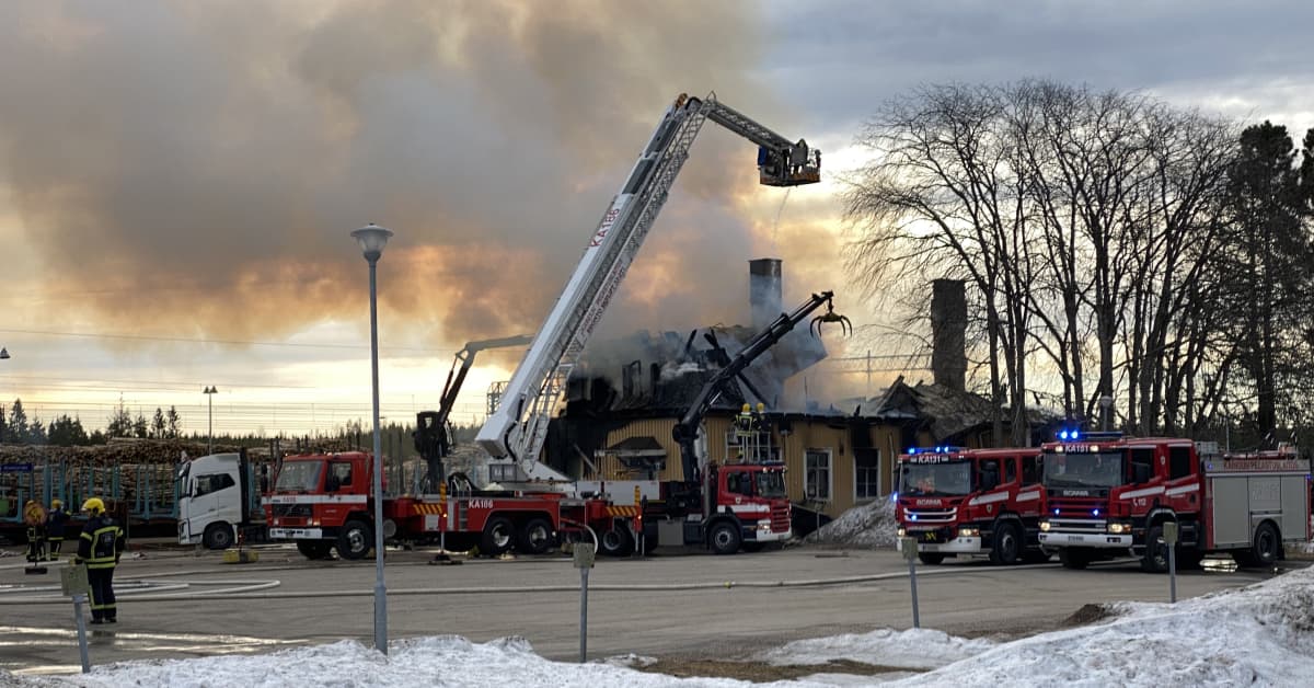 Paltamon Kontiomäen historiallisessa asemarakennuksessa tuhoisa tulipalo –  katso video | Yle Uutiset