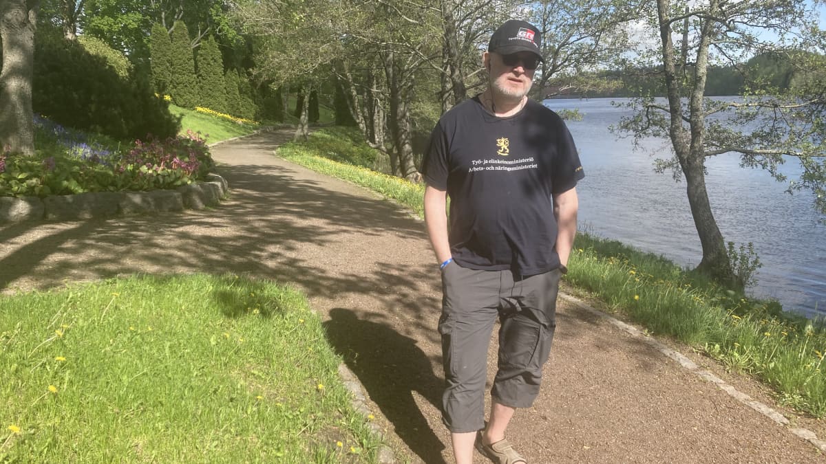 Jari Lindströn kesäisessä asussa Kymijoen varrella