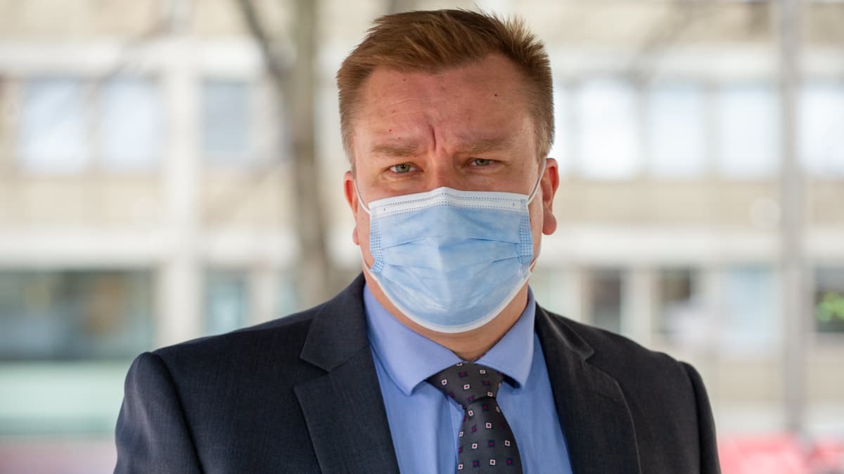 Puolustusministeri Antti Kaikkonen. 