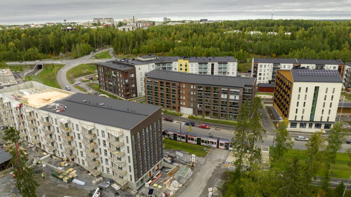 Tampereen Hervantajärvi ilmakuvassa. Rakenteilla olevia kerrostaloja ja ratikka ajaa raiteillaan.