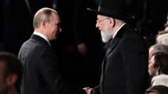 Vladimir Putin kättelee rabbi Meir Lauta.