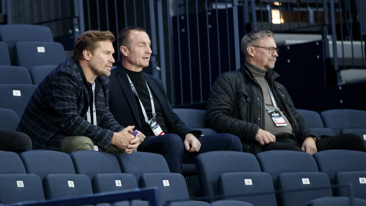Kimmo Timonen, Jere Lehtinen ja Jukka Jalonen katsomossa.