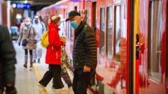 Matkustajat Herttoniemen metroasemalla 25.3.2021.