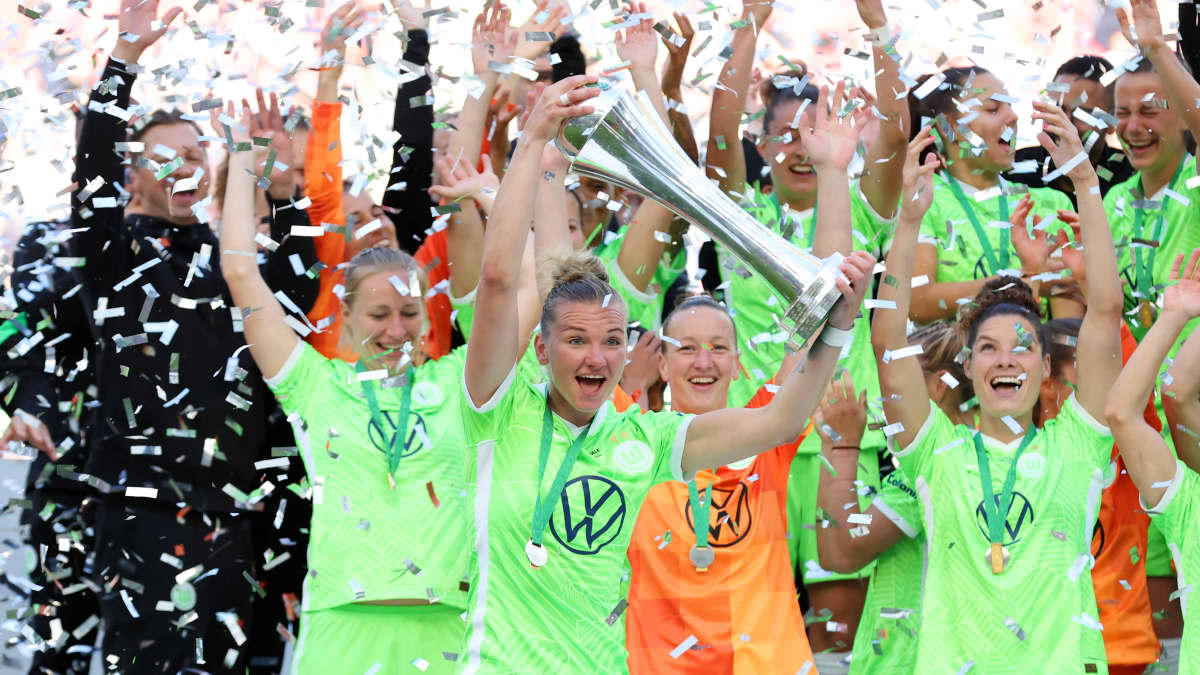 Wolfsburgin Alexandra Popp nostelee Saksan cupin mestaruuspokaalia.