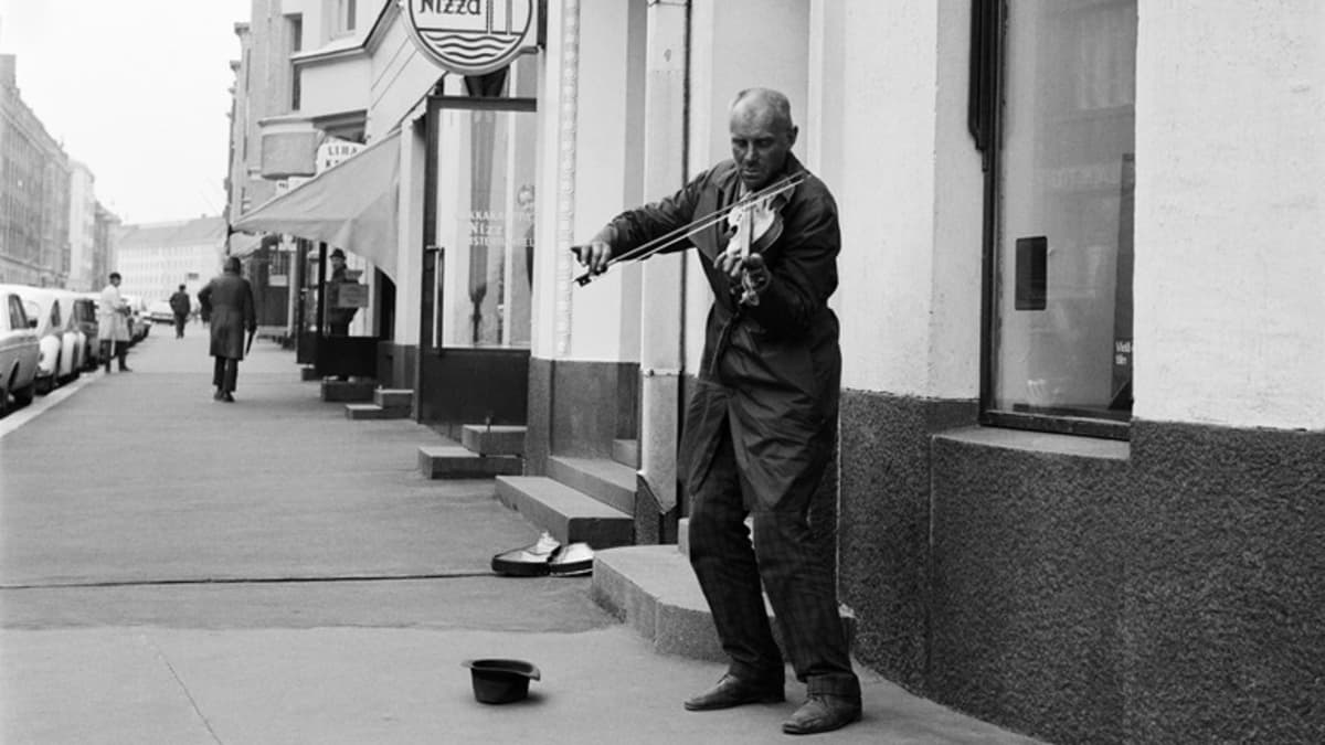 Katusoittaja soittaa viulua Museokadulla (1970)