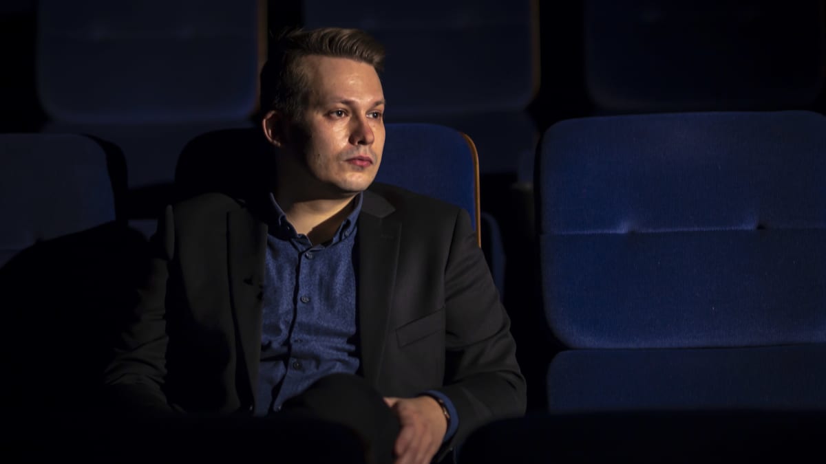 Ohjelmistosuunnittelija Otto Kylmälä Kavin elokuvateatterissa.