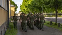 Nuoria miehiä armeijassa marssii Haminassa.