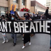 Mielenosoitus Minneapolisissa George Floydia kuristaneen poliisin oikeudenkäynnin aattona