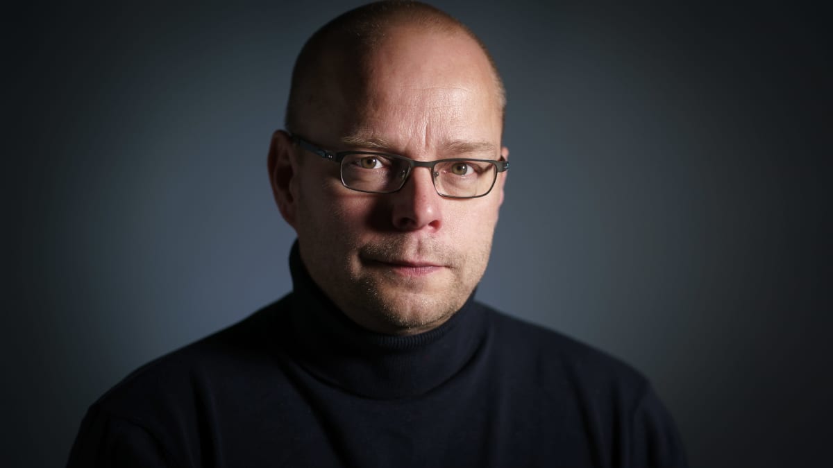 Ylen kolumnisti Roopen Lipasti henkilökuvassa.