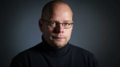 Ylen kolumnisti Roopen Lipasti henkilökuvassa.