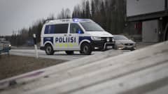 Poliisiauto vahtii liikennettä kun rakennusmiehet asentavat betoniporsaita Valtatie 3. tiesululle  27.3.2020.