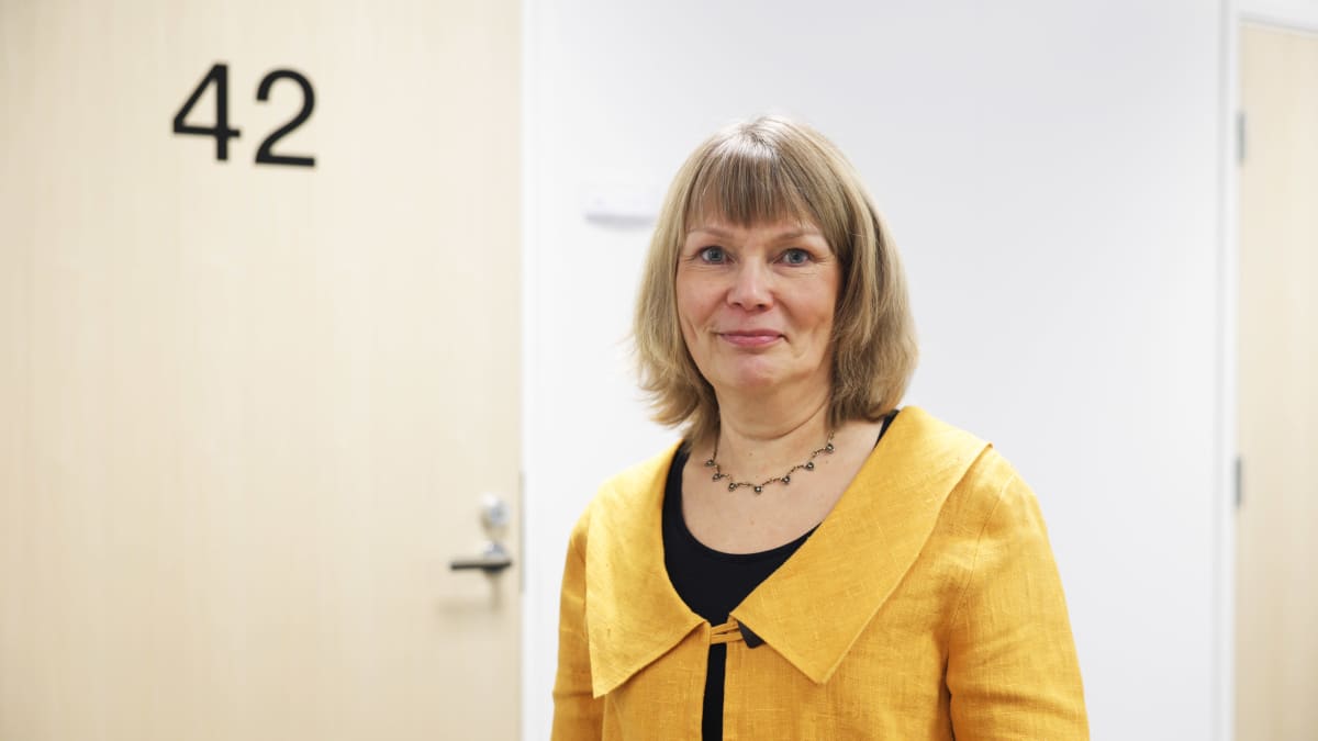 Ylioppilaiden terveydenhoitosäätiön keskisen alueen alueylilääkäri Marjo Kuortti katsoo kameraan hymyillen, päällään keltainen paita..